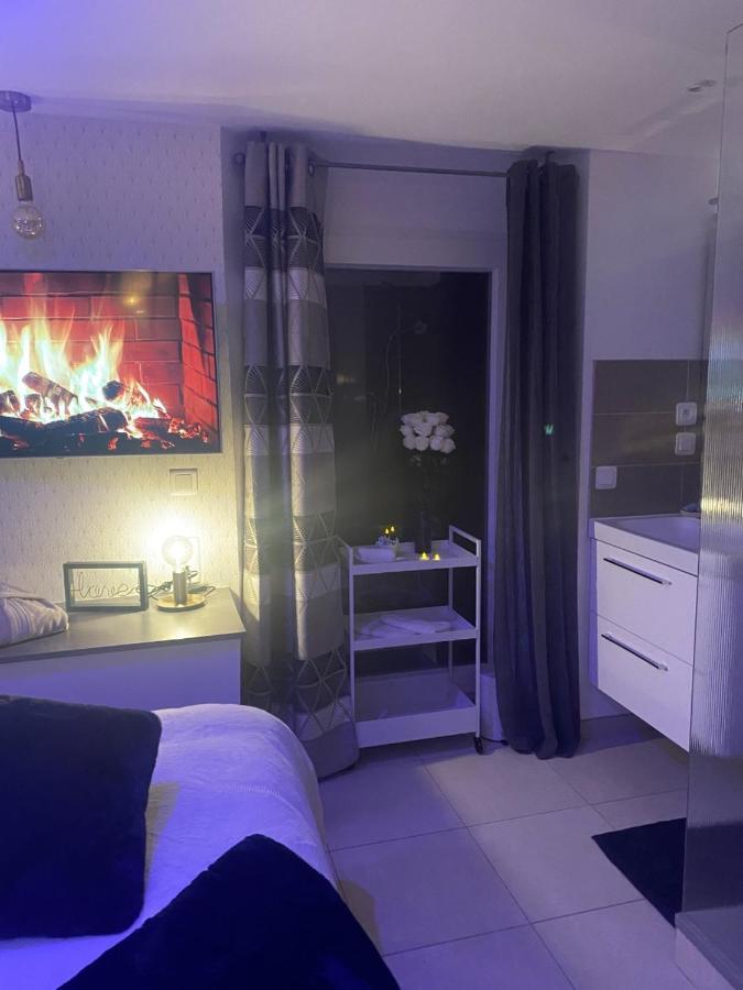 La Suite De Charme Du Mas De La Fontaine De Jonquier Avec Spa Privatif Seguret Exterior photo
