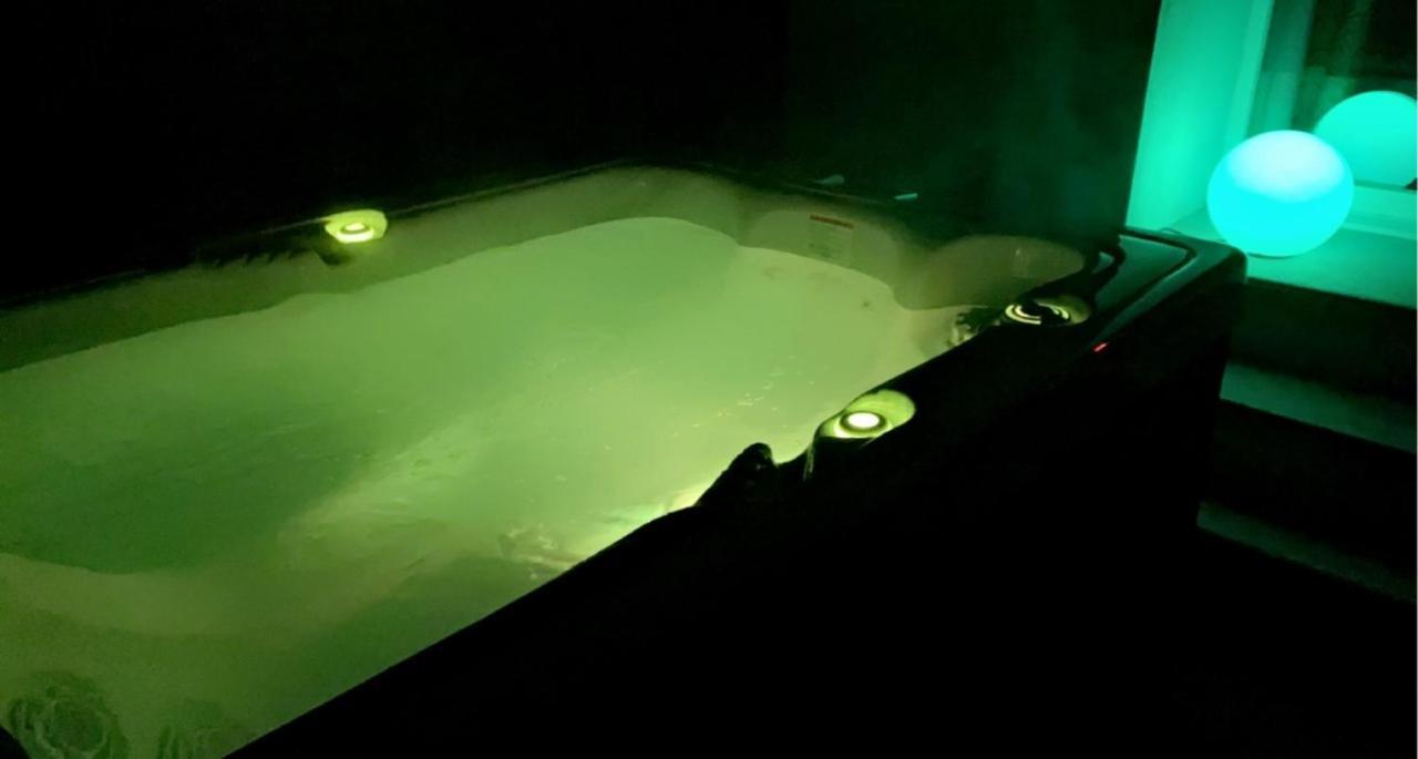 La Suite De Charme Du Mas De La Fontaine De Jonquier Avec Spa Privatif Seguret Exterior photo