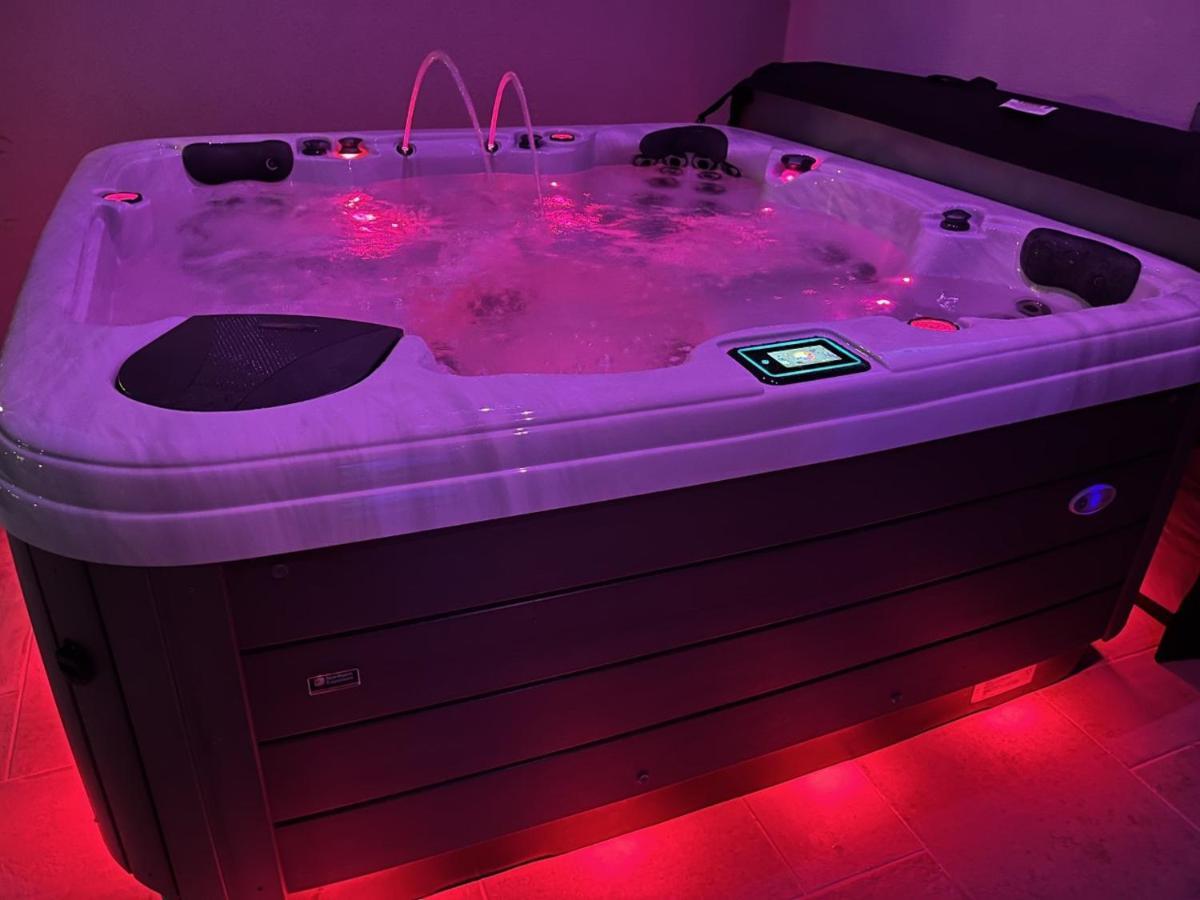 La Suite De Charme Du Mas De La Fontaine De Jonquier Avec Spa Privatif Seguret Exterior photo