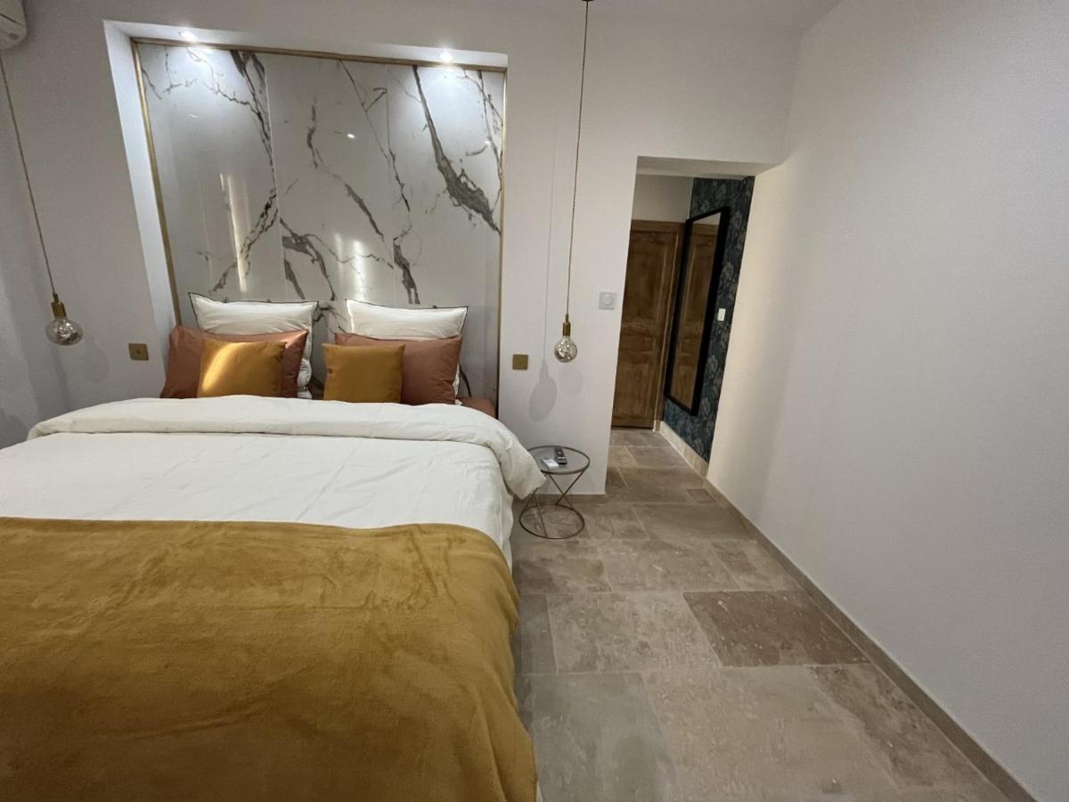 La Suite De Charme Du Mas De La Fontaine De Jonquier Avec Spa Privatif Seguret Exterior photo